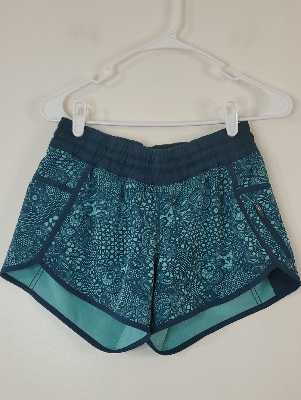 Lululemon Tracker Shorts Size 6 Pretty Lace Bali Breeze/Alberta Lake Lined Run